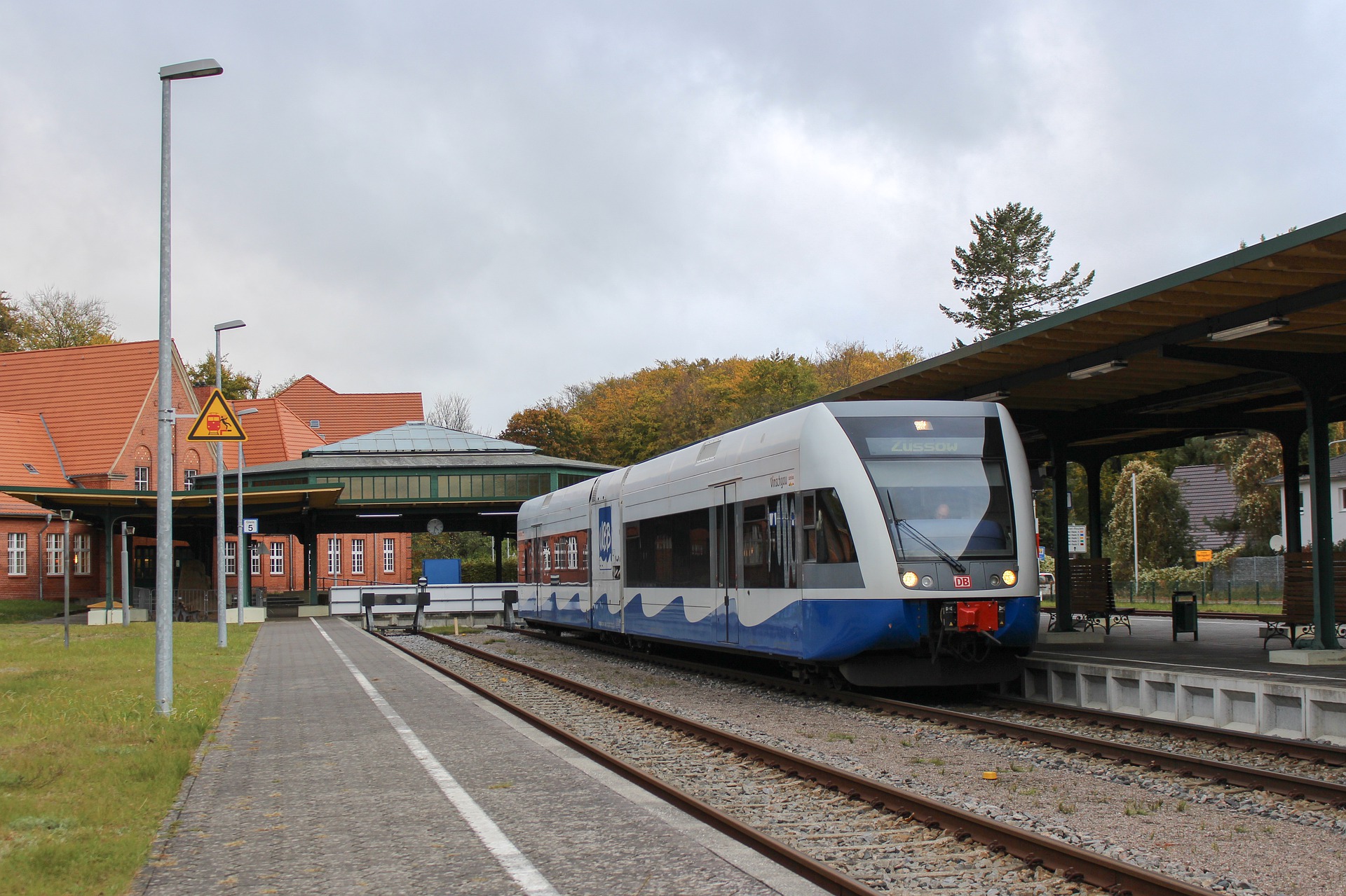 BahnhofAusbau für Fernverkehr + + + Warnemünde